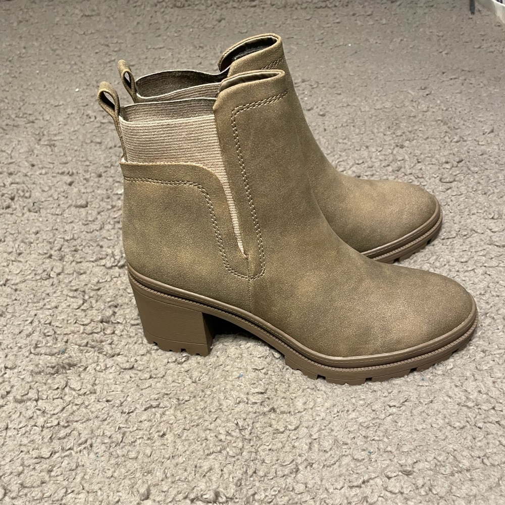 Tan ankle boots new without tags size 8